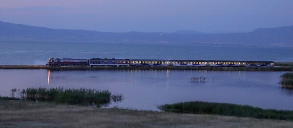 Tahran-Ankara arasında tren seferlerinin yeniden başlatılması kapsamında yapılan deneme seferinin ilk yolcuları Van'a ulaştı. Tahran-Ankara arasında tren seferlerinin yeniden başlatılması kapsamında yapılan deneme seferinin ilk yolcuları Van'a ulaştı. - Sputnik Türkiye