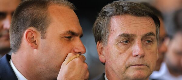 Brezilya Devlet Başkanı Jair Bolsonaro ve oğlu Eduardo Bolsonaro - Sputnik Türkiye