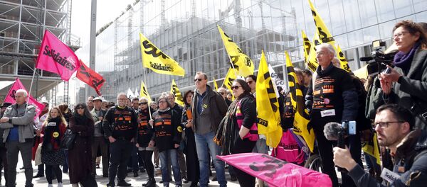 Çalışanlarının intiharıyla gündeme gelen France Telecom davasında, sendikalar protesto gösterisi yaptı. - Sputnik Türkiye