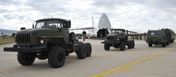 Rusya'dan alınan S-400 hava savunma sisteminin ilk parçaları Mürted Hava Meydanı'na teslim edildi. - Sputnik Türkiye