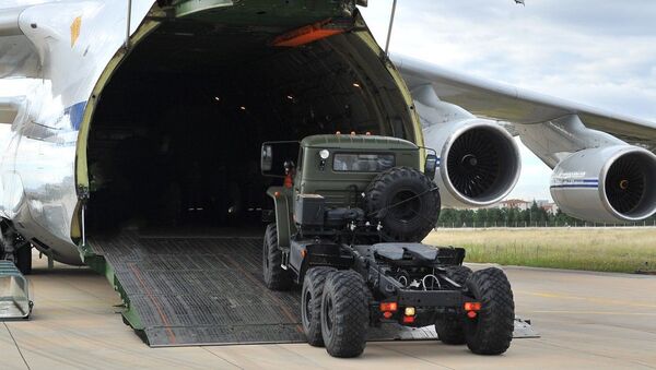 Rusya'dan alınan S-400 hava savunma sisteminin ilk parçaları Mürted Hava Meydanı'na teslim edildi. - Sputnik Türkiye