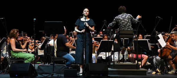 Uluslararası İstanbul Opera Festivali konserinin provasında Bolşoy Tiyatrosu Solistleri ve mezzo-soprana Yulia Mazurova - Sputnik Türkiye
