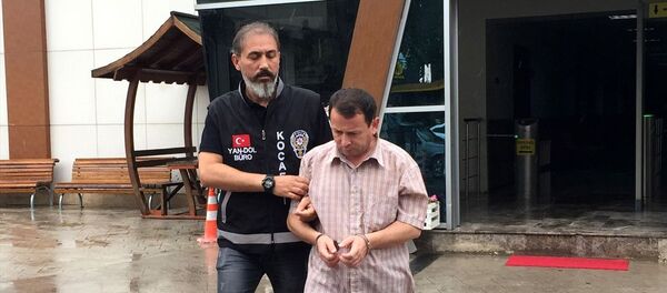 Kocaeli'nin İzmit ilçesinde elektronik eşya mağazasından çaldığı ürünleri internet üzerinden satmaya çalışan şüpheli yakalandı. - Sputnik Türkiye