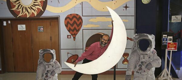 Hindistan Ay'ın güney kutup bölgesinde ilk kez su arayacak - Sputnik Türkiye