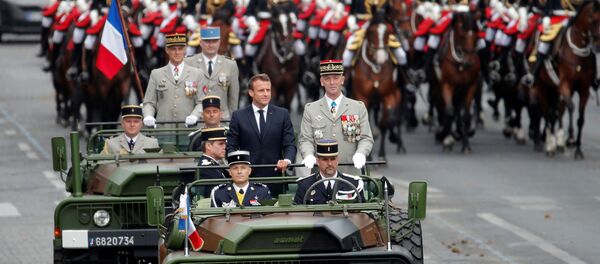 14 Temmuz 2019 Bastille Günü askeri geçit töreninde Genelkurmay Başkanı Francois Lecointre'nin eşlik ettiği  Cumhurbaşkanı Emmanuel Macron protesto edildi. - Sputnik Türkiye