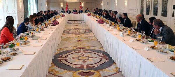 Erdoğan, Vahdettin Köşkü'nde medya yöneticileriyle 3 saatlik dış politika toplantısı gerçekleştirdi. - Sputnik Türkiye