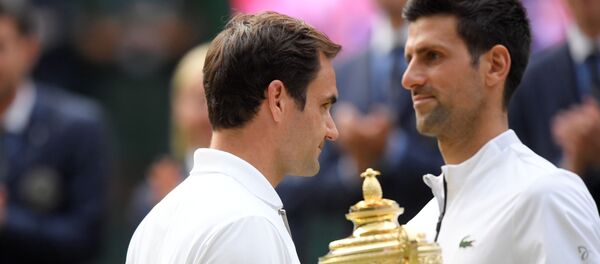 Novak Djokovic (sağda) ile Roger Federer (solda) - Sputnik Türkiye