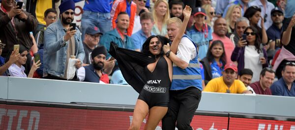 Youtuber Vitaly Zdorovetskiy'nin bu kez de annesi Elena Kriket Dünya Kupası finalinde sahaya daldı. - Sputnik Türkiye