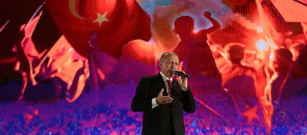 Türkiye Cumhurbaşkanı Recep Tayyip Erdoğan, Cumhurbaşkanlığı İletişim Başkanlığı tarafından 15 Temmuz Demokrasi ve Milli Birlik Günü dolayısıyla Atatürk Havalimanı'nda gerçekleştirilen 15 Temmuz Demokrasi ve Milli Birlik Günü Buluşmasına katılarak vatandaşlara hitap etti. - Sputnik Türkiye