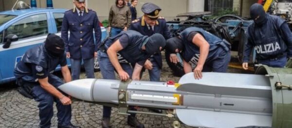 İtalya'da neo-Nazi gruplara operasyon: Füze dahil çok sayıda savaş silahı ele geçirildi - Sputnik Türkiye