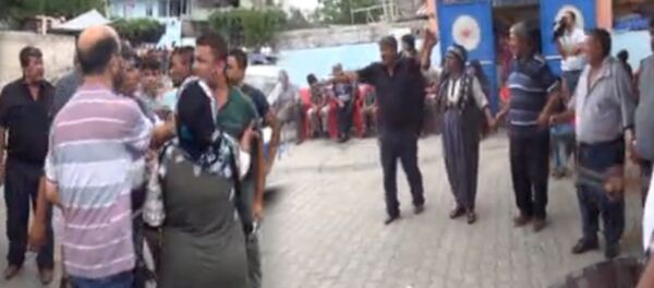 Kahramanmaraş'ta, mahalledeki düğünde komşu iki ailenin fertleri arasında çıkan kavgada, 2'si polis 3 kişi yaralandı. Olayla ilgili 3 kişi gözaltına alınırken, kavganın ardından düğüne davul zurna eşliğinde devam edildi. Kavgaya karışan iki gruptan birkaç kişi, kol kola halay çekip, göbek attı.  - Sputnik Türkiye