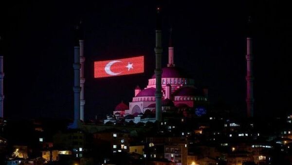 15 Temmuz darbe girişiminin 3. yıl dönümünde camilerde eş zamanlı sela okundu - Sputnik Türkiye