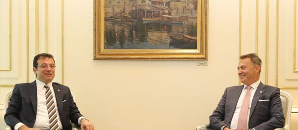 Beşiktaş Kulübü Yönetim Kurulu Başkanı Fikret Orman (sağda), 23 Haziran seçiminde İstanbul Büyükşehir Belediye Başkanı seçilen Ekrem İmamoğlu'na (solda) tebrik ziyaretinde bulundu. - Sputnik Türkiye