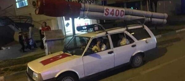 S-400 füzesine benzettiği maketi aracına bağladı - Sputnik Türkiye