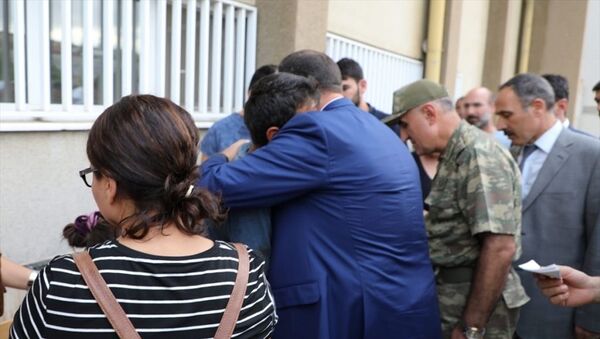 Tunceli'de PKK mensuplarınca araziye önceden yerleştirildiği değerlendirilen patlayıcının infilak etmesi sonucu sevk edildiği Elazığ Fırat Üniversitesi Hastanesi'nde hayatını kaybeden 4 yaşındaki Nupelda Güloğlu'nun cenazesi, memleketine gönderildi. Hastane morgunu ziyaret eden Elazığ Valisi Çetin Oktay Kaldırım (ortada), Güloğlu'nun babası Ekber Güloğlu'na sarılarak baş sağlığı diledi. - Sputnik Türkiye