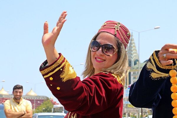 Turistler otelden çıkmayınca esnaf kepenk kapatıp otellerin önünde göbek attı, halay çekti - Sputnik Türkiye