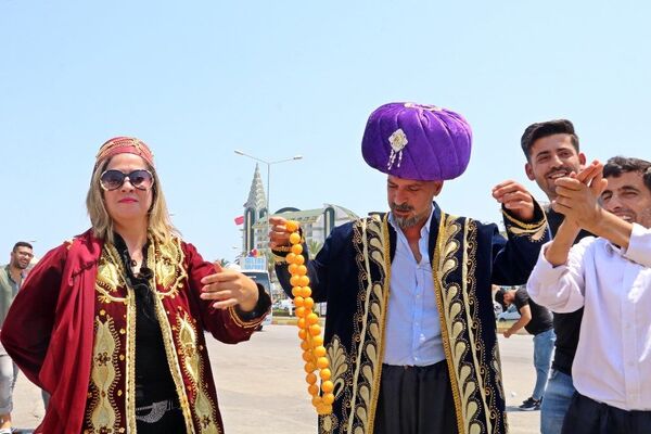 Turistler otelden çıkmayınca esnaf kepenk kapatıp otellerin önünde göbek attı, halay çekti - Sputnik Türkiye