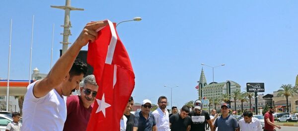 Turistler otelden çıkmayınca esnaf, kepenk kapatıp otellerin önünde göbek attı, halay çekti - Sputnik Türkiye