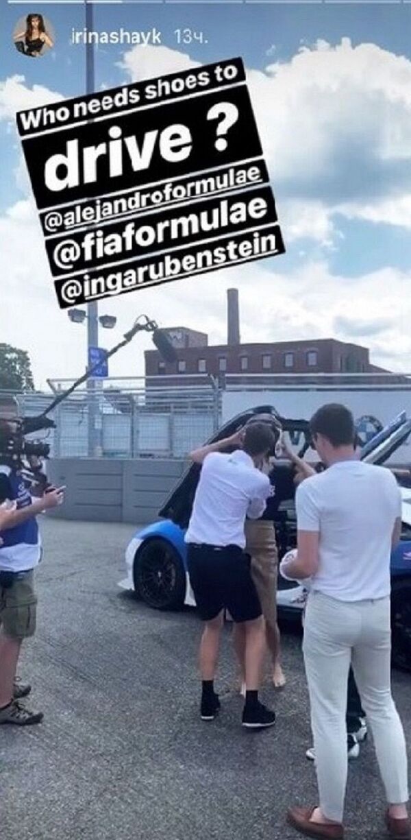Rus model İrina Shayk, topuklu ayakkabılarını çıkarıp Formula-E koltuğuna oturdu - Sputnik Türkiye