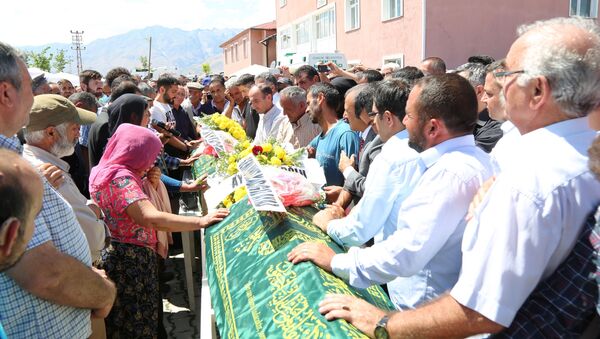 Tunceli'de ölen çocukların cenaze töreni - Sputnik Türkiye