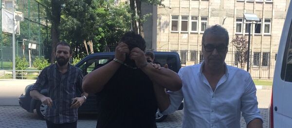 Samsun'da, kendisini MİT görevlisi olarak tanıtarak 75 yaşındaki D.Ç.'yi, 300 bin TL dolandırdığı iddia edilen M.A. Samsun'da, kendisini MİT görevlisi olarak tanıtarak 75 yaşındaki D.Ç.'yi, 300 bin TL dolandırdığı iddia edilen M.A. - Sputnik Türkiye