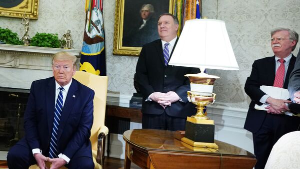 ABD Başkanı Donald Trump, Dışişleri Bakanı Mike Pompeo ve Beyaz Saray Ulusal Güvenlik Danışmanı John Bolton - Sputnik Türkiye