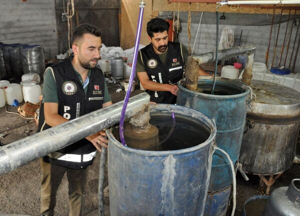 Adana'da 5 bin 400 litre sahte içki ele geçirildi  - Sputnik Türkiye