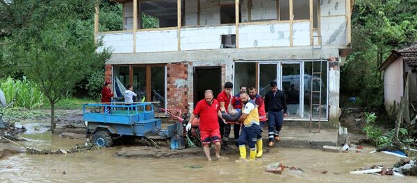 Düzce Valisi Zülkif Dağlı Esmahanım köyünde 7 kişinin kayıp olduğu ihbarları geldi. Bunlar teyide muhtaç. Akçakoca ve Cumayeri'nde de 69 kişi kurtarıldı. dedi.  - Sputnik Türkiye