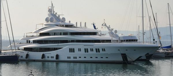 Aydın'ın Kuşadası ilçesindeki yat limanına yakıt ikmali için demirleyen 91 metre uzunluğundaki mega yat Lady Lara ilgi odağı oldu. - Sputnik Türkiye