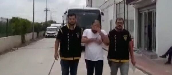 Adana'da falcı tutuklandı: 'Kocasının kendisiyle ilgilenmesi için büyü yaptıran kişiye 500 bin TL senet imzalattı'  - Sputnik Türkiye