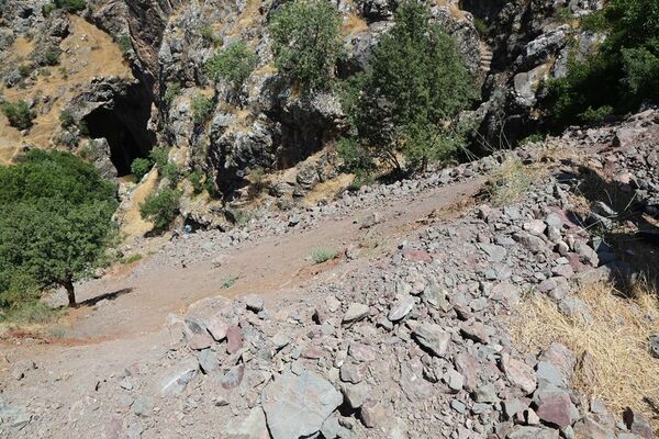 8 bin yıllık antik mağaralarda büyük tahribat: Kaçak kazılar, hafriyat ve çöp yığını - Sputnik Türkiye