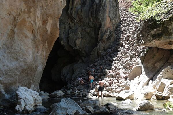 8 bin yıllık antik mağaralarda büyük tahribat: Kaçak kazılar, hafriyat ve çöp yığını - Sputnik Türkiye