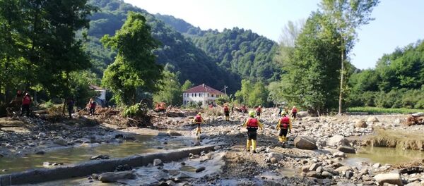 Düzce'de etkili sağanak nedeniyle meydana gelen su baskınları ve heyelanda kaybolan 6 kişinin aranmasına yeniden başlandı. - Sputnik Türkiye