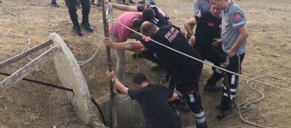 Burdur'da anne, oğlu ve ikiz kardeşi temizledikleri kuyuda öldü - Sputnik Türkiye