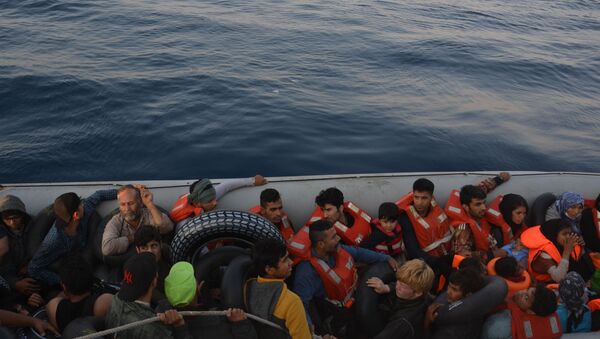 Kuşadası Körfezi’nde 28’i çocuk 77 sığınmacı yakalandı  - Sputnik Türkiye