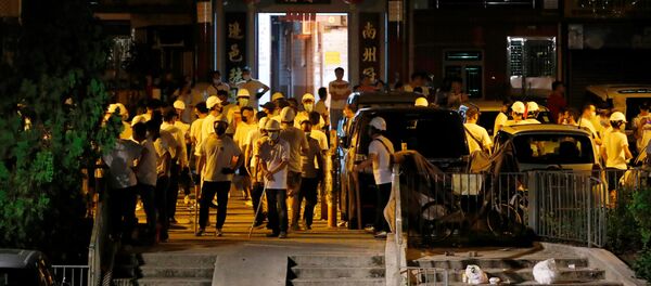 Hong Kong'da maskeli bir grup protestoculara saldırdı - Sputnik Türkiye