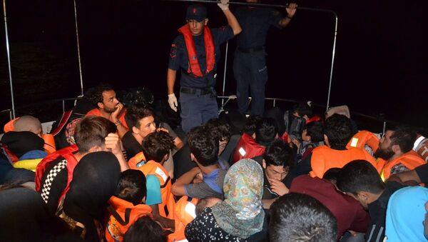Balıkesir'in Ayvalık ilçesi açıklarında yasa dışı yollardan Yunanistan'ın Midilli Adası'na gitmeye çalışan 46 sığınmacı yakalandı. - Sputnik Türkiye