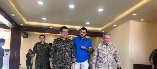 ABD'nin Suriye Özel Temsilcisi James Jeffrey'nin temaslarda bulunmak üzere Türkiye'ye geldiği sırada, ABD Merkez Kuvvetler Komutanı (CENTCOM) General Kenneth McKenzie, Suriye'de DSG komutanı Mazlum Kobani kod adlı Şahin Cilo ile görüştü. ABD'nin Suriye Özel Temsilcisi James Jeffrey'nin temaslarda bulunmak üzere Türkiye'ye geldiği sırada, ABD Merkez Kuvvetler Komutanı (CENTCOM) General Kenneth McKenzie, Suriye'de DSG komutanı Mazlum Kobani kod adlı Şahin Cilo ile görüştü. - Sputnik Türkiye