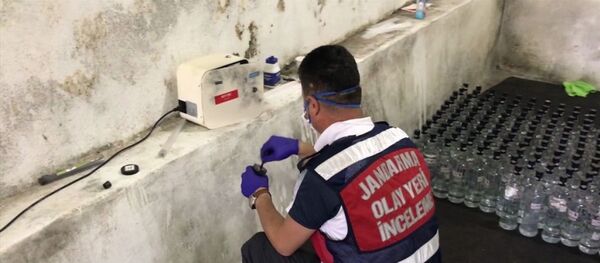 Arnavutköy'de sahte içki imalathanesine operasyon - Sputnik Türkiye