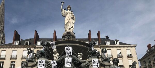 Fransa'nın Nantes kentinde sanatçı Stephane Vigny'nin heykellerine 'Steve nerede' yazılı afişler asıldı.  - Sputnik Türkiye