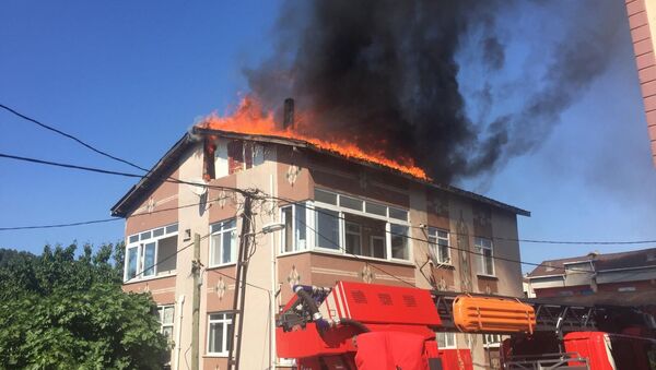 Ümraniye'de aynı binada üç saat arayla ikinci kez yangın çıktı. - Sputnik Türkiye