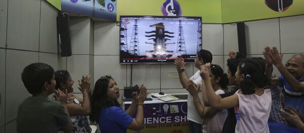 Hindistan, Chandrayaan-2 adlı uzay aracını Ay'a fırlattı. Hindistan, Chandrayaan-2 adlı uzay aracını Ay'a fırlattı. - Sputnik Türkiye