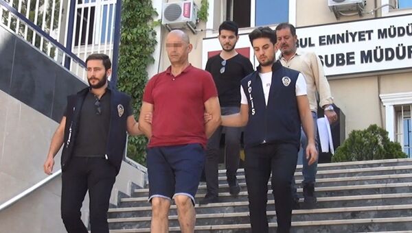 Zeytinburnu'nda bir mağazada pantolon deneyen müşterinin içinde 200 bin dolar bulunan çantasını çalarak kaçan Cezayir uyruklu Sıdı M. - Sputnik Türkiye