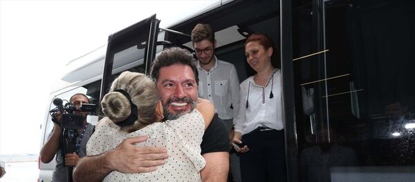 Atilla'yı, annesi Ayşe Atilla karşıladı. Atilla'yı, annesi Ayşe Atilla karşıladı. - Sputnik Türkiye