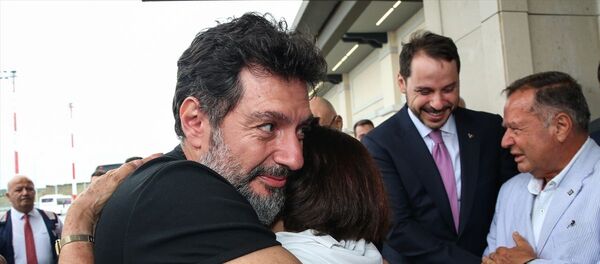 Atilla, 27 Mart 2017'de New York JFK Havalimanı'nda gözaltına alınmış ve İran yaptırımlarının ihlali suçlamalarıyla açılan davanın tek sanığı olarak yargılanmıştı. Jüri, Atilla'yı hakkındaki 6 suçlamanın 5'inden suçlu bulmuş, 'kara para aklama' iddiasıyla ilgili ise Atilla'nın masum olduğuna karar vermişti. Atilla, 27 Mart 2017'de New York JFK Havalimanı'nda gözaltına alınmış ve İran yaptırımlarının ihlali suçlamalarıyla açılan davanın tek sanığı olarak yargılanmıştı. Jüri, Atilla'yı hakkındaki 6 suçlamanın 5'inden suçlu bulmuş, 'kara para aklama' iddiasıyla ilgili ise Atilla'nın masum olduğuna karar vermişti. - Sputnik Türkiye