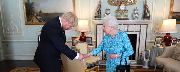 Kraliçe 2. Elizabeth Başbakan Boris johnson Kraliçe 2. Elizabeth Başbakan Boris johnson - Sputnik Türkiye