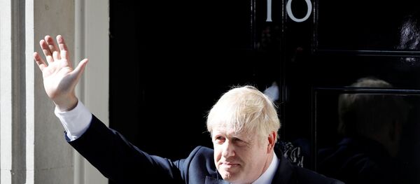 Boris Johnson, Downing Sokağı 10 Numara'daki başbakanlık konutuna ikamet etmek üzere girerken - Sputnik Türkiye