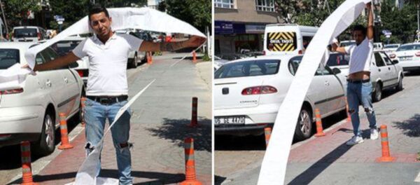 Ankara'da kadın kuaförü Volkan İlbaş (25) otomobilini satmak için notere gittiğinde, son 10 ayda trafikte çeşitli kural ihlallerinden acına 35 ayrı trafik cezası uygulandığını öğrendi. Toplam 11 bin 500 liralık trafik cezasını ödeyerek aracını satan İlbaş, Bence herkes trafik kurallarına uysun dedi. - Sputnik Türkiye