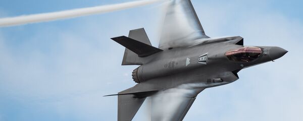 Американский истребитель F-35 в небе - Sputnik Türkiye