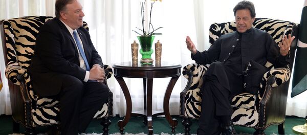 Pakistan Başbakanı İmran Han, Washington'da Başkan Donald Trump'ın yanısıra Dışişleri Bakanı Mike Pompeo ile de görüştü. - Sputnik Türkiye